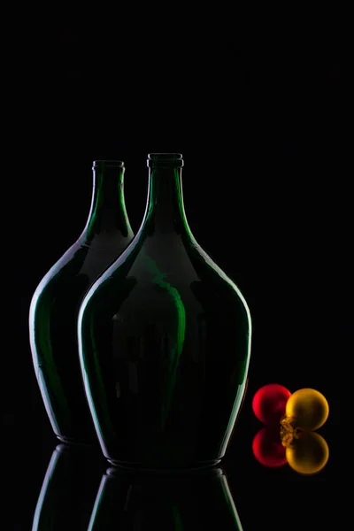 Silhouette of elegant and very old wine bottlesand Christmas dec — Stock Photo, Image
