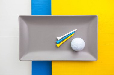 Golf ekipmanları ile gri seramik tabak 