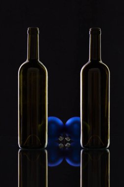 Siluet zarif şarap şişeleri ve Noel dekorasyon 