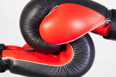 Kırmızı ve siyah boks eldivenleri bir cam masa 