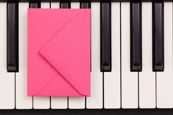 Envelope de arranjo engraçado nas teclas de piano — Fotografia de Stock