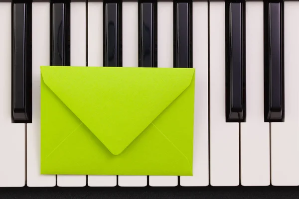 Amusant arrangement enveloppe sur les claviers de piano — Photo