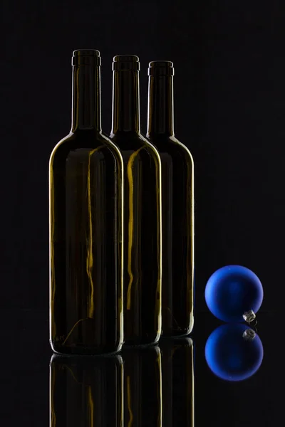 Silhouette di eleganti bottiglie di vino e decorazione natalizia — Foto Stock