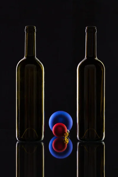 Silhouette de bouteilles de vin élégantes et décoration de Noël — Photo