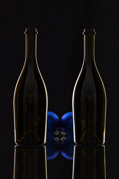 Silhouette de bouteilles de vin élégantes et décoration de Noël — Photo