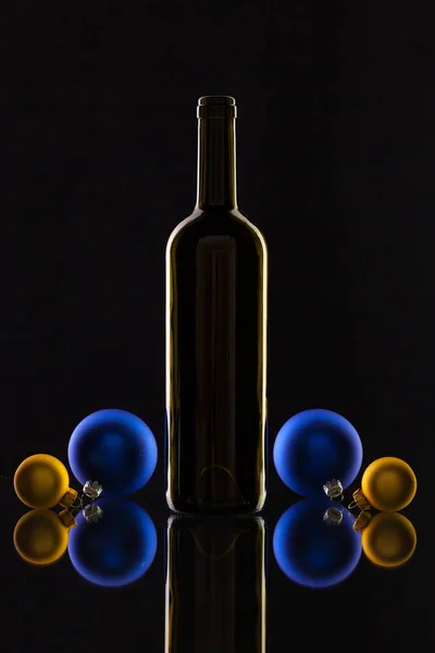 Silhouette de bouteilles de vin élégantes et décoration de Noël — Photo