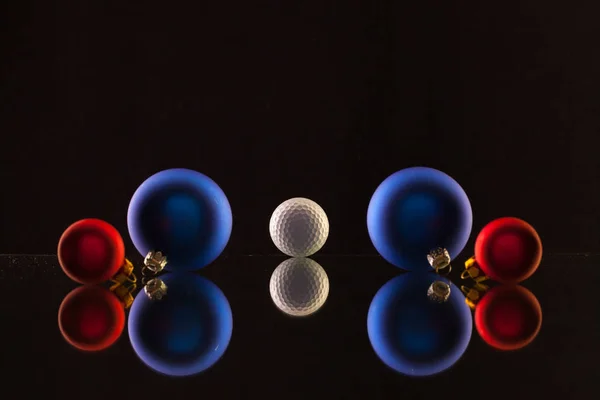 Bola de golfe e decoração de Natal na mesa de vidro — Fotografia de Stock