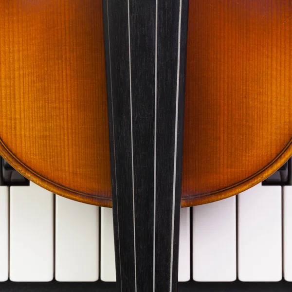 Staré housle, ležící na klavír — Stock fotografie