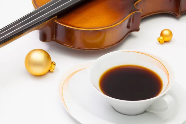 Copa de café, violín viejo y decoración de Navidad en el blanco —  Fotos de Stock