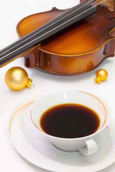Copa de café, violín viejo y decoración de Navidad en el blanco — Foto de Stock