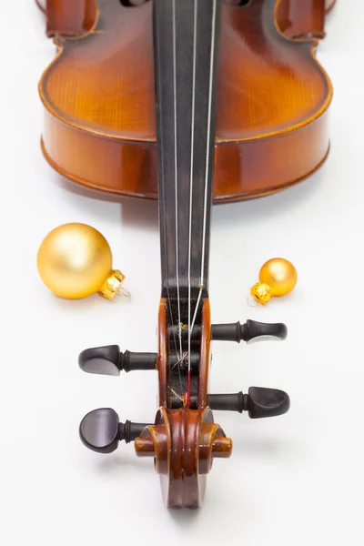 Staré housle a vánoční dekorace na stůl bílá — Stock fotografie