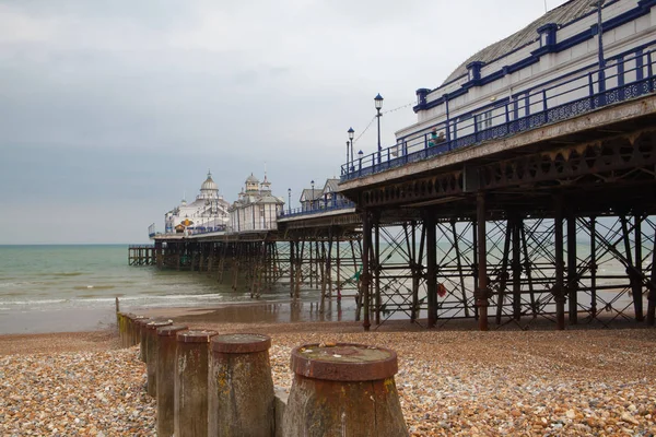 Famous Eastbourne Pier and beach in cloudy day. East Sussex, Eng — Stock Photo, Image