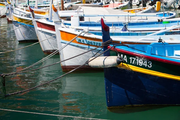 Traditionele boten in de haven van Cassis, Frankrijk. — Stockfoto