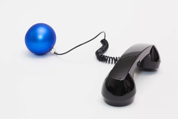 크리스마스 훈장을 가진 오래 된 전화 수신기 및 코드 연결 — 스톡 사진