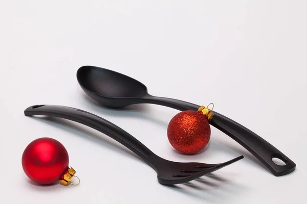 Schwarze Gabel und Löffel und Weihnachtsdekoration — Stockfoto