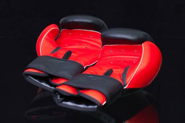 Siyah cam masa üzerinde kırmızı ve siyah boks eldivenleri