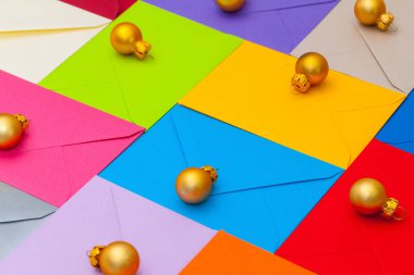 Noel süslemeleri ile renkli zarflar