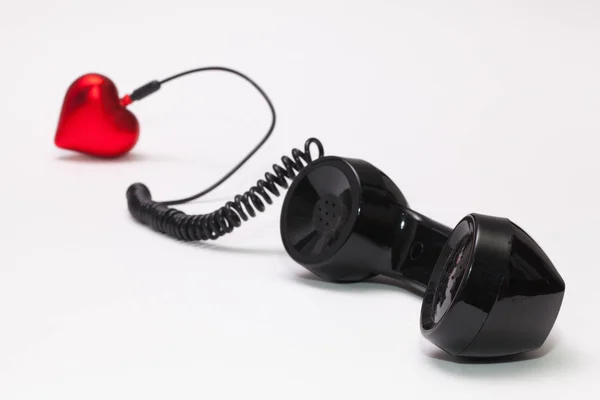 붉은 마음으로 오래 된 전화 수신기 및 코드 연결. — 스톡 사진
