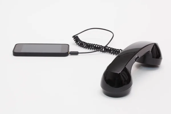 Recipiente de telefone antigo e conexão de cabo com novo telefone . — Fotografia de Stock