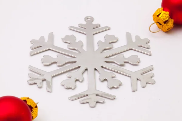 Rote Weihnachtsdekoration und Schneeflocke auf dem weißen Schreibtisch — Stockfoto