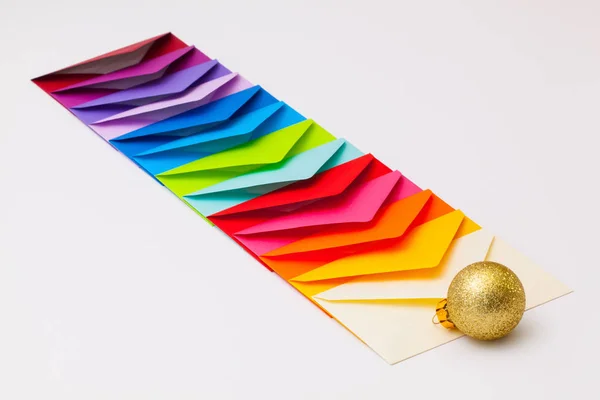 Gekleurde enveloppen met kerstversiering — Stockfoto