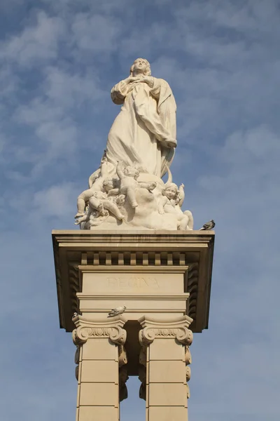 Socha Inmaculada na náměstí Plaza del Triunfo v Seville. — Stock fotografie