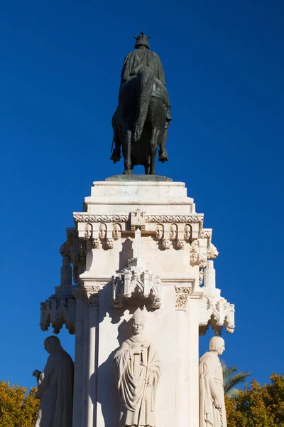 Brązowy posąg konny Ferdynanda III, Sevilla, Hiszpania — Zdjęcie stockowe