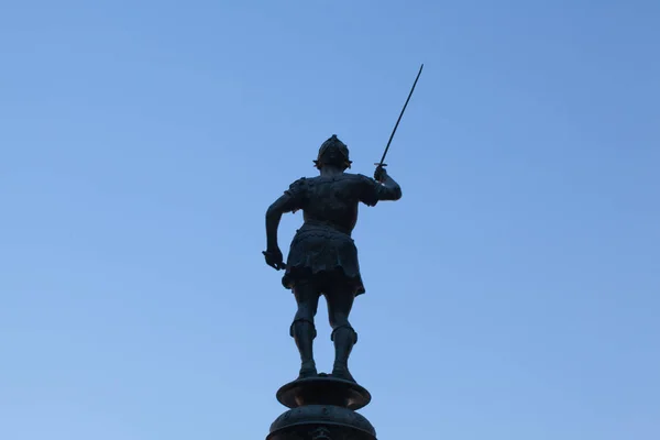 Statue auf dem Quecksilberbrunnen am Plaza de San Francisco, Sevilla, Thermalbad — Stockfoto