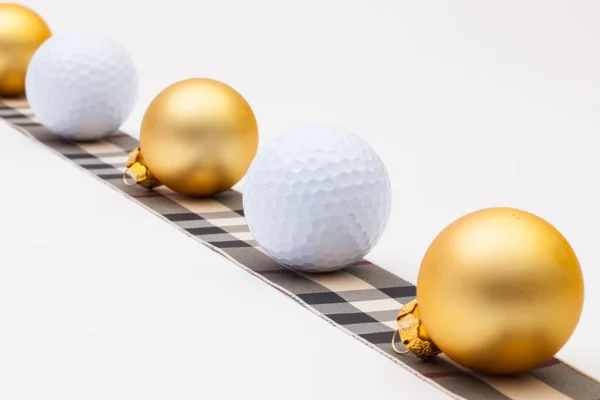Bolas de golfe e decoração dourada de Natal — Fotografia de Stock