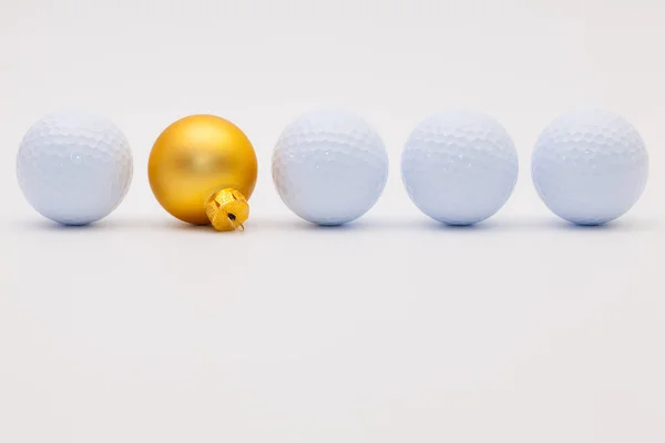 Bolas de golfe e decoração dourada de Natal — Fotografia de Stock