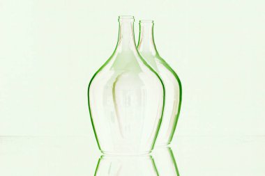 Zarif ve çok eski şarap şişeleri silüeti 