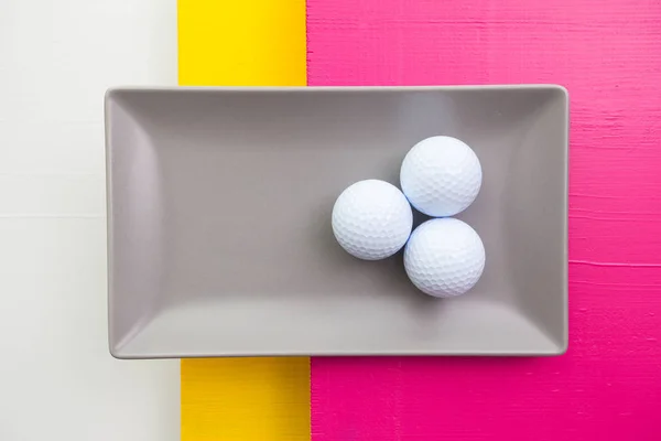 Серые керамические блюда с мячами для гольфа — стоковое фото