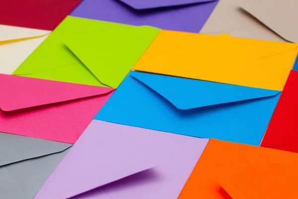 Diferentes envelopes coloridos na mesa — Fotografia de Stock