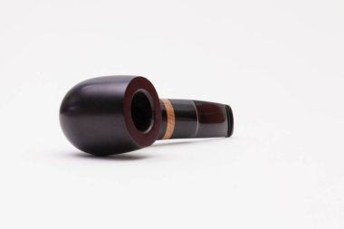 Beyaz masanın üzerinde izole klasik yasaktır boru