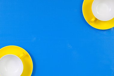 Simetri düzenleme boş bardak çay mavi ahşap tablo 