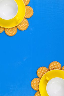 S ile mavi ahşap tabloda çay komik düzenleme boş bardak