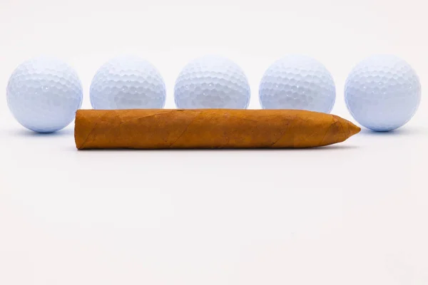 Lyxiga kubansk cigarr och vita golfbollar — Stockfoto