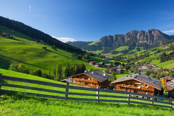 Il villaggio di Inneralpbach in Valle Alpbach, Austria — Foto Stock
