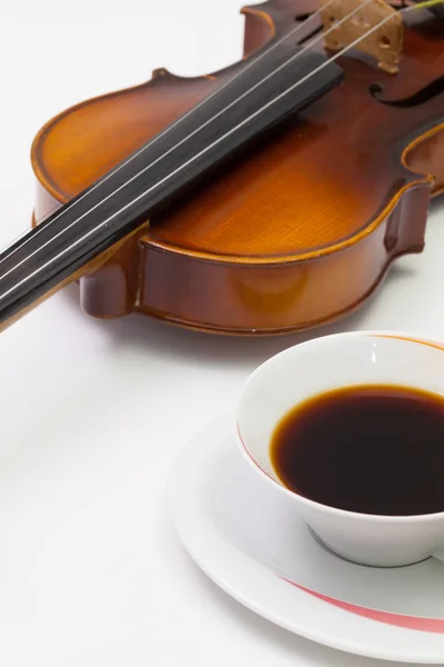 Viejo violín y taza de café en la mesa blanca —  Fotos de Stock