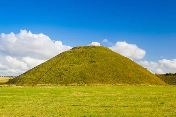 Silbury Hill, prehistoric artificial chalk mound near Avebury — Stock Photo, Image