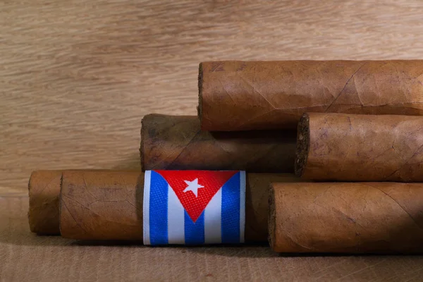 Розкіш кубинські сигари на дерев'яний стіл — стокове фото