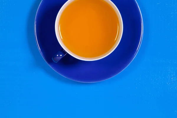 Perfect kopje thee op blauwe houten tafel — Stockfoto