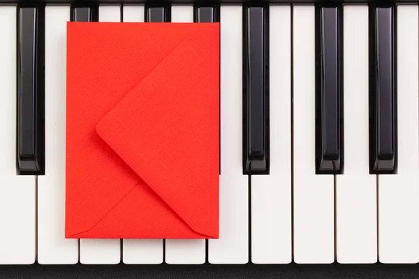 Envelope de arranjo engraçado nas teclas de piano — Fotografia de Stock