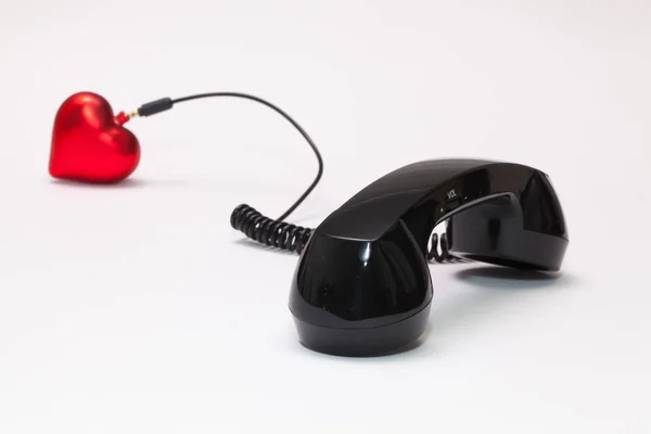 Recipiente de telefone antigo e conexão de corda com coração vermelho . — Fotografia de Stock