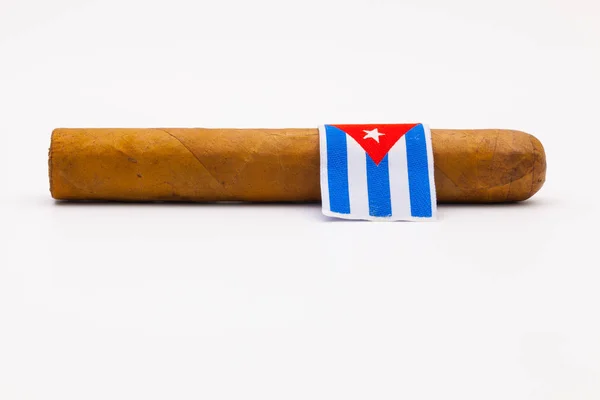 Lyxiga kubansk cigarr och på det vita skrivbordet — Stockfoto
