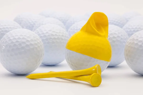 Balles de golf blanches avec chapeau drôle sur le fond blanc . — Photo