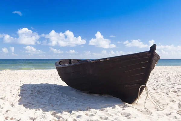 空のビーチでの古い木造漁船 — ストック写真
