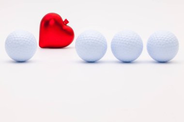 Beyaz golf topları ve kırmızı kalp 