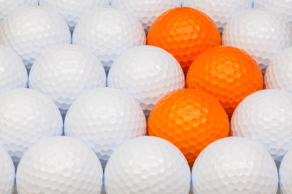 Weiße und orangefarbene Golfbälle in der Box — Stockfoto