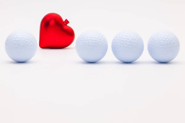 Bolas de golfe branco e coração vermelho — Fotografia de Stock